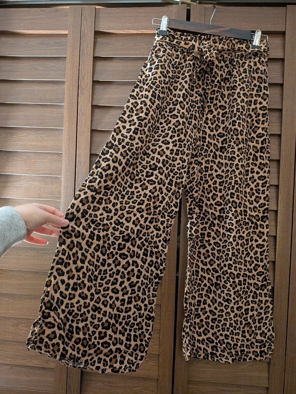 Leopard Print Wide Leg Pants With Bottom Slits And Pockets - Picture 3 of 12